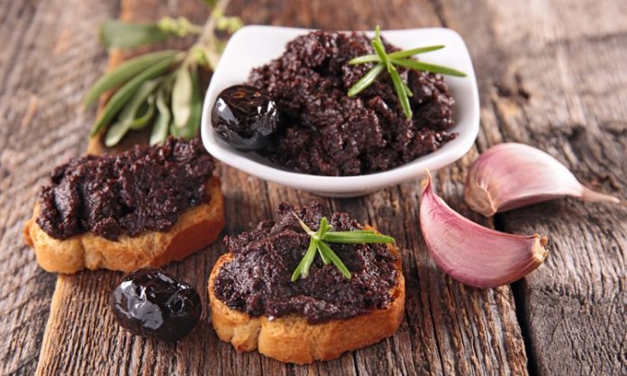 Tapenade, hem kahvaltılarda ekmek üzerine sürü