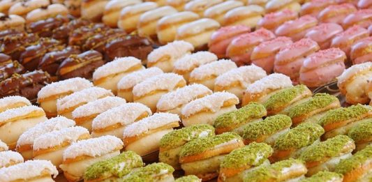 Tatlılarla Dolu Bir Akşam Misafirlere Özel Lezzetler Tatlılar, sofraların en keyifli ve en çok beklenen anlarından birini oluşturur. Özellikle misafirlerin ağırlandığı özel günlerde ya da sevdiklerle geçirilen samimi akşamlarda hazırlanan tatlı tarifleri, akşamı unutulmaz kılabilir. Lezzetli, görsel açıdan çekici ve aynı zamanda hafif tatlılar sayesinde hem mideye hem de göze hitap eden sofralar kurulabilir. Konulu bir haber görseli.