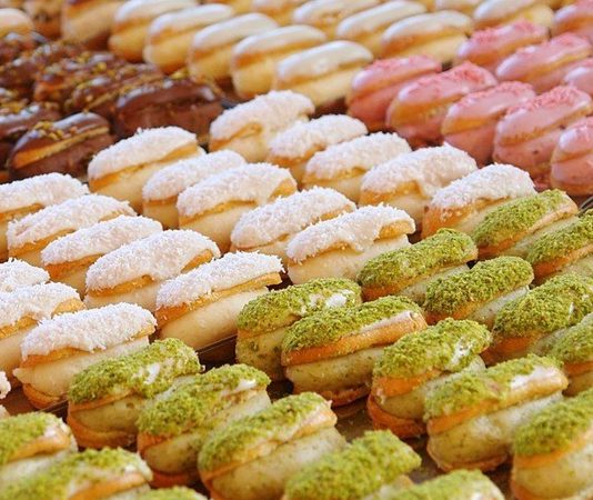 Tatlılar, sofraların en keyifli ve en çok beklenen anlarından birini oluşturur. Özellikle misafirlerin ağırlandığı özel günlerde ya da sevdiklerle geçirilen samimi akşamlarda hazırlanan tatlı tarifleri, akşamı unutulmaz kılabilir. Lezzetli, görsel açıdan çekici ve aynı zamanda hafif tatlılar sayesinde hem mideye hem de göze hitap eden sofralar kurulabilir. Konulu bir haber görseli.