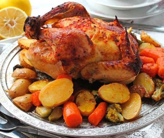 Tavuk ve hindi yemekleri, hem ekonomik hem de sağlıklı olmaları sayesinde dünya mutfaklarında geniş yer bulur. Beyaz etin düşük yağ oranı ve yüksek protein değeri, özellikle sağlıklı beslenmek isteyenler için önemli bir avantaj sunar. Türk mutfağında da tavuk ve hindi, günlük öğünlerden özel davet sofralarına kadar pek çok tarifte yer alır. Fırında, ızgarada, tencerede veya haşlama şeklinde pişirilebilen bu et türleri, her damak zevkine hitap eden çeşitlilikte hazırlanabilir. Konulu bir haber görseli.