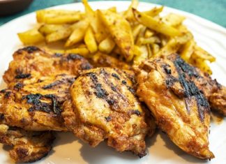 Tavuklu Tarifler Lezzetli ve Pratik Seçenekler Günlük beslenmede en çok tercih edilen protein kaynaklarından biri olan tavuklu tarifler, hem pratik hem de besleyici özellikleriyle sofraların vazgeçilmezi haline gelmiştir. Tavuk eti, düşük yağ oranı ve yüksek protein değeri sayesinde sağlıklı beslenmeyi desteklerken, farklı pişirme yöntemleriyle çeşitlenen tariflerle de mutfaklarda geniş bir yelpazeye sahiptir. Konulu bir haber görseli.