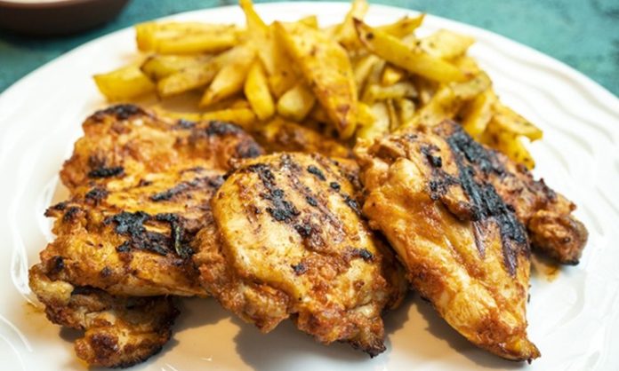 Günlük beslenmede en çok tercih edilen protein kaynaklarından biri olan tavuklu tarifler, hem pratik hem de besleyici özellikleriyle sofraların vazgeçilmezi haline gelmiştir. Tavuk eti, düşük yağ oranı ve yüksek protein değeri sayesinde sağlıklı beslenmeyi desteklerken, farklı pişirme yöntemleriyle çeşitlenen tariflerle de mutfaklarda geniş bir yelpazeye sahiptir. Konulu bir haber görseli.