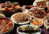 Türk mutfağı, binlerce yıllık bir geçmişe sahip olup, farklı medeniyetlerin izlerini taşıyan eşsiz bir gastronomi kültürüdür. Orta Asya’dan Anadolu’ya uzanan göç yolculuğunda şekillenen bu mutfak, hem doğunun hem de batının lezzet unsurlarını harmanlayarak kendine has bir kimlik kazanmıştır. Yöresel yemekler, pişirme teknikleri, baharat kullanımı ve sofra gelenekleri, Türk mutfağını dünyanın en zengin mutfaklarından biri haline getirmiştir. Konulu bir haber görseli.