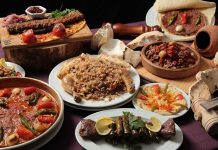 Türk mutfağı, binlerce yıllık bir geçmişe sahip olup, farklı medeniyetlerin izlerini taşıyan eşsiz bir gastronomi kültürüdür. Orta Asya’dan Anadolu’ya uzanan göç yolculuğunda şekillenen bu mutfak, hem doğunun hem de batının lezzet unsurlarını harmanlayarak kendine has bir kimlik kazanmıştır. Yöresel yemekler, pişirme teknikleri, baharat kullanımı ve sofra gelenekleri, Türk mutfağını dünyanın en zengin mutfaklarından biri haline getirmiştir. Konulu bir haber görseli.