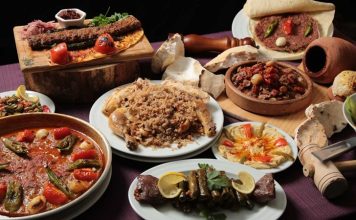 Türk mutfağı, binlerce yıllık bir geçmişe sahip olup, farklı medeniyetlerin izlerini taşıyan eşsiz bir gastronomi kültürüdür. Orta Asya’dan Anadolu’ya uzanan göç yolculuğunda şekillenen bu mutfak, hem doğunun hem de batının lezzet unsurlarını harmanlayarak kendine has bir kimlik kazanmıştır. Yöresel yemekler, pişirme teknikleri, baharat kullanımı ve sofra gelenekleri, Türk mutfağını dünyanın en zengin mutfaklarından biri haline getirmiştir. Konulu bir haber görseli.