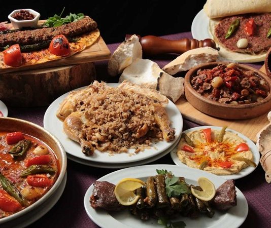 Türk mutfağı, binlerce yıllık bir geçmişe sahip olup, farklı medeniyetlerin izlerini taşıyan eşsiz bir gastronomi kültürüdür. Orta Asya’dan Anadolu’ya uzanan göç yolculuğunda şekillenen bu mutfak, hem doğunun hem de batının lezzet unsurlarını harmanlayarak kendine has bir kimlik kazanmıştır. Yöresel yemekler, pişirme teknikleri, baharat kullanımı ve sofra gelenekleri, Türk mutfağını dünyanın en zengin mutfaklarından biri haline getirmiştir. Konulu bir haber görseli.