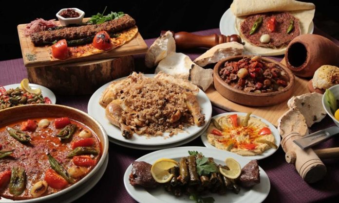 Türk mutfağı, binlerce yıllık bir geçmişe sahip olup, farklı medeniyetlerin izlerini taşıyan eşsiz bir gastronomi kültürüdür. Orta Asya’dan Anadolu’ya uzanan göç yolculuğunda şekillenen bu mutfak, hem doğunun hem de batının lezzet unsurlarını harmanlayarak kendine has bir kimlik kazanmıştır. Yöresel yemekler, pişirme teknikleri, baharat kullanımı ve sofra gelenekleri, Türk mutfağını dünyanın en zengin mutfaklarından biri haline getirmiştir. Konulu bir haber görseli.