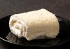 Kaymak, modern üretim tekniklerine kıyasla daha yoğun bir lezzet ve aroma sunuyor. Çiftliklerden gelen taze süt, uzun süre bekletildikten sonra yüzeyde biriken kremadan elde edilen kaymak, hem kıvamı hem de tadıyla fark yaratıyor.