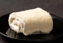 Kaymak, modern üretim tekniklerine kıyasla daha yoğun bir lezzet ve aroma sunuyor. Çiftliklerden gelen taze süt, uzun süre bekletildikten sonra yüzeyde biriken kremadan elde edilen kaymak, hem kıvamı hem de tadıyla fark yaratıyor.