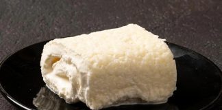 Kaymak, modern üretim tekniklerine kıyasla daha yoğun bir lezzet ve aroma sunuyor. Çiftliklerden gelen taze süt, uzun süre bekletildikten sonra yüzeyde biriken kremadan elde edilen kaymak, hem kıvamı hem de tadıyla fark yaratıyor.