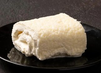 Türkiye’nin Geleneksel Lezzeti Kaymakla Yeniden Keşfediliyor Kaymak, modern üretim tekniklerine kıyasla daha yoğun bir lezzet ve aroma sunuyor. Çiftliklerden gelen taze süt, uzun süre bekletildikten sonra yüzeyde biriken kremadan elde edilen kaymak, hem kıvamı hem de tadıyla fark yaratıyor.