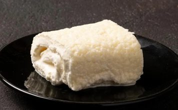 Türkiye’nin Geleneksel Lezzeti Kaymakla Yeniden Keşfediliyor Kaymak, modern üretim tekniklerine kıyasla daha yoğun bir lezzet ve aroma sunuyor. Çiftliklerden gelen taze süt, uzun süre bekletildikten sonra yüzeyde biriken kremadan elde edilen kaymak, hem kıvamı hem de tadıyla fark yaratıyor.