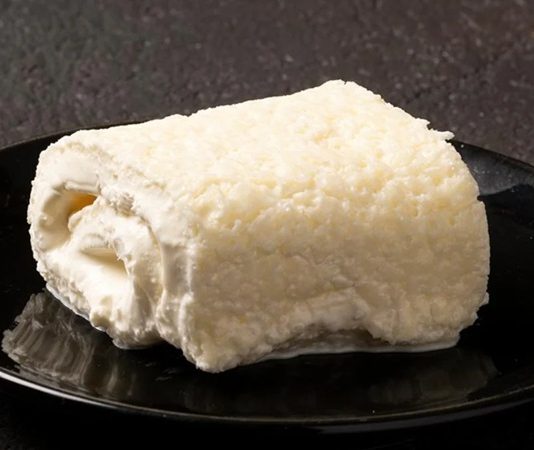 Kaymak, modern üretim tekniklerine kıyasla daha yoğun bir lezzet ve aroma sunuyor. Çiftliklerden gelen taze süt, uzun süre bekletildikten sonra yüzeyde biriken kremadan elde edilen kaymak, hem kıvamı hem de tadıyla fark yaratıyor.