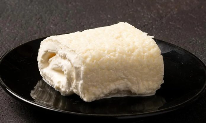 Kaymak, modern üretim tekniklerine kıyasla daha yoğun bir lezzet ve aroma sunuyor. Çiftliklerden gelen taze süt, uzun süre bekletildikten sonra yüzeyde biriken kremadan elde edilen kaymak, hem kıvamı hem de tadıyla fark yaratıyor.