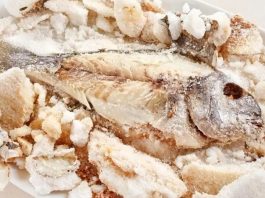 Tuzla Pişirme İle Yemeklerde Tuzlu ve Aromatik Lezzet Tuzla pişirme, yiyeceklerin özellikle et, tavuk veya sebzelerin tuz ve bazen aromatik bileşenler içinde pişirilmesi tekniğidir. Tuzla pişirme, yiyeceklerin lezzetini yoğunlaştırır ve dokusunu korur. Bu yöntem, hem geleneksel hem de modern mutfaklarda tercih edilen bir pişirme tekniğidir ve yemeklere eşsiz bir aroma katar. Konulu bir haber görseli.