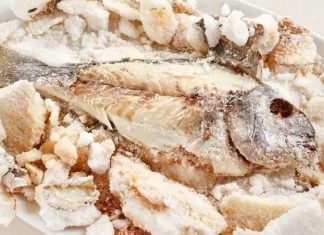 Tuzla Pişirme İle Yemeklerde Tuzlu ve Aromatik Lezzet Tuzla pişirme, yiyeceklerin özellikle et, tavuk veya sebzelerin tuz ve bazen aromatik bileşenler içinde pişirilmesi tekniğidir. Tuzla pişirme, yiyeceklerin lezzetini yoğunlaştırır ve dokusunu korur. Bu yöntem, hem geleneksel hem de modern mutfaklarda tercih edilen bir pişirme tekniğidir ve yemeklere eşsiz bir aroma katar. Konulu bir haber görseli.