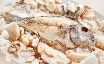 Tuzla pişirme, yiyeceklerin özellikle et, tavuk veya sebzelerin tuz ve bazen aromatik bileşenler içinde pişirilmesi tekniğidir. Tuzla pişirme, yiyeceklerin lezzetini yoğunlaştırır ve dokusunu korur. Bu yöntem, hem geleneksel hem de modern mutfaklarda tercih edilen bir pişirme tekniğidir ve yemeklere eşsiz bir aroma katar. Konulu bir haber görseli.