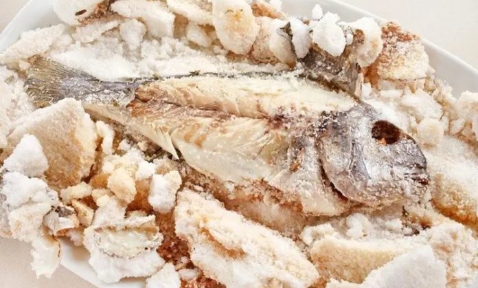 Tuzla pişirme, yiyeceklerin özellikle et, tavuk veya sebzelerin tuz ve bazen aromatik bileşenler içinde pişirilmesi tekniğidir. Tuzla pişirme, yiyeceklerin lezzetini yoğunlaştırır ve dokusunu korur. Bu yöntem, hem geleneksel hem de modern mutfaklarda tercih edilen bir pişirme tekniğidir ve yemeklere eşsiz bir aroma katar. Konulu bir haber görseli.