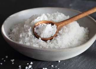 Tuzun Mutfak Kültüründeki Önemi ve Tarihsel Yolculuğu Tuz, insanlık tarihi boyunca hem beslenme hem de ekonomik değer açısından büyük öneme sahip bir mineraldir. İlk çağlardan itibaren insanlar, yiyeceklerini tatlandırmak ve uzun süre saklamak için tuz kullanmışlardır. Antik uygarlıklarda tuz, sadece mutfaklarda değil aynı zamanda ticari bir meta olarak da değer görmüştür. Roma ve Çin gibi büyük medeniyetlerde tuz yolları, şehirler arası ekonomik ilişkileri güçlendirmiştir. Konulu bir haber görseli.