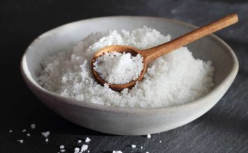 Tuz, insanlık tarihi boyunca hem beslenme hem de ekonomik değer açısından büyük öneme sahip bir mineraldir. İlk çağlardan itibaren insanlar, yiyeceklerini tatlandırmak ve uzun süre saklamak için tuz kullanmışlardır. Antik uygarlıklarda tuz, sadece mutfaklarda değil aynı zamanda ticari bir meta olarak da değer görmüştür. Roma ve Çin gibi büyük medeniyetlerde tuz yolları, şehirler arası ekonomik ilişkileri güçlendirmiştir. Konulu bir haber görseli.