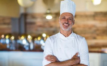 Ünlü Şeflerle Röportaj Gurmelerinin Sırları Ve Mutfağın Perde Arkası Gastronomi dünyasında ünlü şefler, sadece yemek yapmakla kalmıyor, aynı zamanda kültürel ve sanatsal bir mirası sofralara taşıyor. Röportaj sırasında şefler, yaratıcılık ve deneyimlerini nasıl birleştirdiklerini anlatıyor. Bu süreçte kullanılan malzemelerin kalitesi ve özgün tarifler, şeflerin imzası haline geliyor. Konulu bir haber görseli.