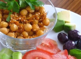 Vegan beslenme, hayvansal ürünleri tüketmeyen ve yalnızca bitkisel kaynaklı yiyeceklerle beslenen bir yaşam tarzıdır. Son yıllarda özellikle sağlık bilincinin artması ve çevresel kaygıların öne çıkmasıyla vegan beslenme daha fazla ilgi görmeye başladı. Bu yaşam tarzı, sadece bireysel sağlık açısından değil, çevresel sürdürülebilirlik açısından da önemli avantajlar sunar. Konulu bir haber görseli.
