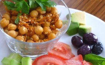 Vegan Yemekler Ve Sağlıklı Yaşam Trendleri Vegan beslenme, hayvansal ürünleri tüketmeyen ve yalnızca bitkisel kaynaklı yiyeceklerle beslenen bir yaşam tarzıdır. Son yıllarda özellikle sağlık bilincinin artması ve çevresel kaygıların öne çıkmasıyla vegan beslenme daha fazla ilgi görmeye başladı. Bu yaşam tarzı, sadece bireysel sağlık açısından değil, çevresel sürdürülebilirlik açısından da önemli avantajlar sunar. Konulu bir haber görseli.