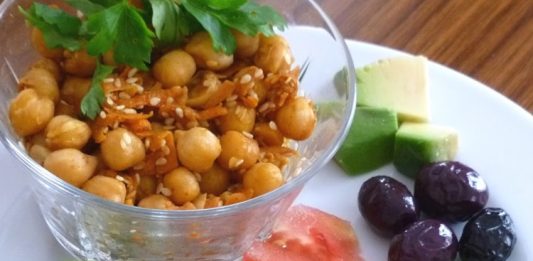 Vegan beslenme, hayvansal ürünleri tüketmeyen ve yalnızca bitkisel kaynaklı yiyeceklerle beslenen bir yaşam tarzıdır. Son yıllarda özellikle sağlık bilincinin artması ve çevresel kaygıların öne çıkmasıyla vegan beslenme daha fazla ilgi görmeye başladı. Bu yaşam tarzı, sadece bireysel sağlık açısından değil, çevresel sürdürülebilirlik açısından da önemli avantajlar sunar. Konulu bir haber görseli.