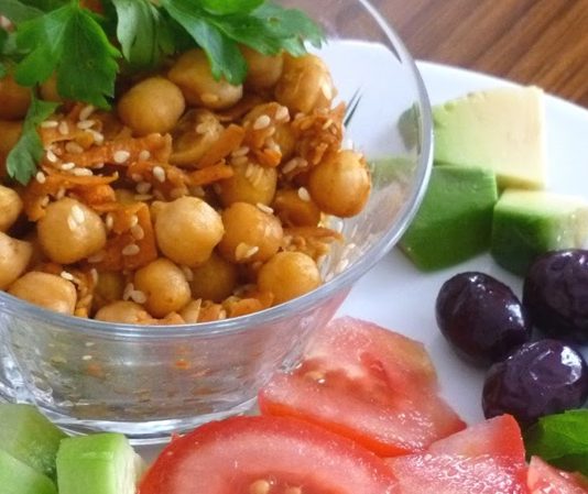 Vegan beslenme, hayvansal ürünleri tüketmeyen ve yalnızca bitkisel kaynaklı yiyeceklerle beslenen bir yaşam tarzıdır. Son yıllarda özellikle sağlık bilincinin artması ve çevresel kaygıların öne çıkmasıyla vegan beslenme daha fazla ilgi görmeye başladı. Bu yaşam tarzı, sadece bireysel sağlık açısından değil, çevresel sürdürülebilirlik açısından da önemli avantajlar sunar. Konulu bir haber görseli.