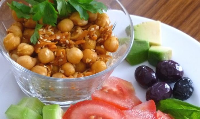 Vegan beslenme, hayvansal ürünleri tüketmeyen ve yalnızca bitkisel kaynaklı yiyeceklerle beslenen bir yaşam tarzıdır. Son yıllarda özellikle sağlık bilincinin artması ve çevresel kaygıların öne çıkmasıyla vegan beslenme daha fazla ilgi görmeye başladı. Bu yaşam tarzı, sadece bireysel sağlık açısından değil, çevresel sürdürülebilirlik açısından da önemli avantajlar sunar. Konulu bir haber görseli.