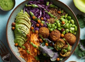 Vegan Ziyafeti Lezzetin Ve Sağlığın Buluştuğu Sofra Vegan mutfağı, son yıllarda dünya çapında büyük bir ilgi görmekte ve sağlıklı yaşam tarzlarının bir parçası olarak giderek daha fazla tercih edilmektedir. Hayvansal ürünlerden uzak durarak yalnızca bitkisel gıdalarla hazırlanan yemekler, hem çevreye hem de bireyin sağlığına faydalıdır. Ancak vegan yemeklerinin lezzetli ve doyurucu olabileceği konusunda pek çok kişi hala tereddütlüdür. Oysa vegan yemekleri, doğru malzemelerle hazırlandığında oldukça besleyici ve damaklarda unutulmaz tatlar bırakabilir. Konulu bir haber görseli.