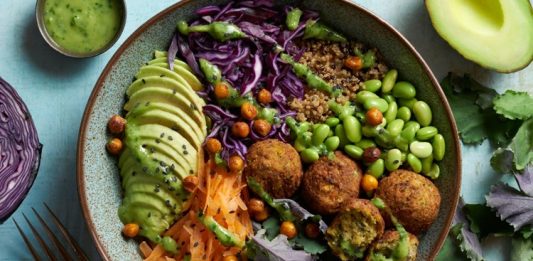 Vegan mutfağı, son yıllarda dünya çapında büyük bir ilgi görmekte ve sağlıklı yaşam tarzlarının bir parçası olarak giderek daha fazla tercih edilmektedir. Hayvansal ürünlerden uzak durarak yalnızca bitkisel gıdalarla hazırlanan yemekler, hem çevreye hem de bireyin sağlığına faydalıdır. Ancak vegan yemeklerinin lezzetli ve doyurucu olabileceği konusunda pek çok kişi hala tereddütlüdür. Oysa vegan yemekleri, doğru malzemelerle hazırlandığında oldukça besleyici ve damaklarda unutulmaz tatlar bırakabilir. Konulu bir haber görseli.