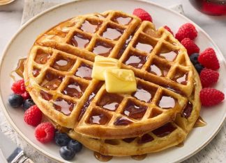 Waffle: Tatlı Sofralarının Pratik ve Lezzetli Favorisi Waffle, hem evde hem de dışarıda tüketim açısından geniş bir kullanıcı kitlesine hitap ediyor.