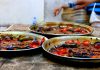 Yemek pişirirken kullanılan geleneksel teknikler, sadece lezzeti değil aynı zamanda yemeğin besin değerini de korur. Modern mutfak aletleri hızlı ve pratik çözümler sunsa da, yavaş pişirme yöntemleri özellikle et ve sebze yemeklerinde farklı bir aroma ve doku kazandırır. Bu teknikler, yemeğin doğal tadını ön plana çıkarır ve sofralara özgün bir deneyim sunar. Konulu bir haber görseli.