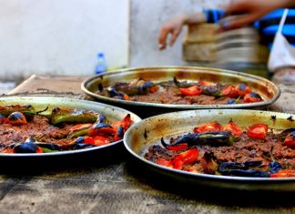 Yavaş Ve Geleneksel Teknikler Yemekte: Sofralara Geleneksel Lezzetler Yemek pişirirken kullanılan geleneksel teknikler, sadece lezzeti değil aynı zamanda yemeğin besin değerini de korur. Modern mutfak aletleri hızlı ve pratik çözümler sunsa da, yavaş pişirme yöntemleri özellikle et ve sebze yemeklerinde farklı bir aroma ve doku kazandırır. Bu teknikler, yemeğin doğal tadını ön plana çıkarır ve sofralara özgün bir deneyim sunar. Konulu bir haber görseli.
