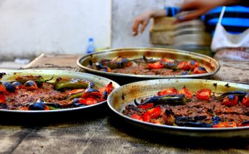 Yemek pişirirken kullanılan geleneksel teknikler, sadece lezzeti değil aynı zamanda yemeğin besin değerini de korur. Modern mutfak aletleri hızlı ve pratik çözümler sunsa da, yavaş pişirme yöntemleri özellikle et ve sebze yemeklerinde farklı bir aroma ve doku kazandırır. Bu teknikler, yemeğin doğal tadını ön plana çıkarır ve sofralara özgün bir deneyim sunar. Konulu bir haber görseli.