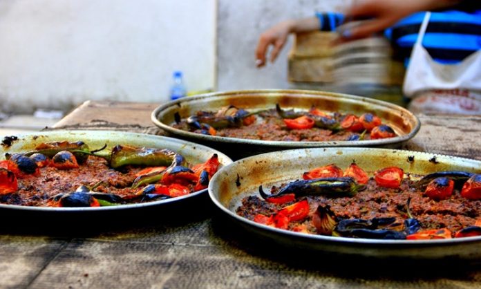 Yemek pişirirken kullanılan geleneksel teknikler, sadece lezzeti değil aynı zamanda yemeğin besin değerini de korur. Modern mutfak aletleri hızlı ve pratik çözümler sunsa da, yavaş pişirme yöntemleri özellikle et ve sebze yemeklerinde farklı bir aroma ve doku kazandırır. Bu teknikler, yemeğin doğal tadını ön plana çıkarır ve sofralara özgün bir deneyim sunar. Konulu bir haber görseli.
