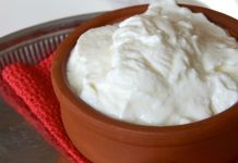 Yoğurtla marine, yiyeceklerin özellikle et ve tavuk gibi proteinlerin, yoğurt ve baharat karışımları içinde bekletilerek pişirilmesi yöntemidir. Yoğurtla marine, yiyeceklerin hem yumuşamasını hem de aromalarının derinleşmesini sağlar. Bu teknik, hem geleneksel hem de modern mutfaklarda sıkça uygulanır ve yemeklere karakteristik bir tat kazandırır. Konulu bir haber görseli.
