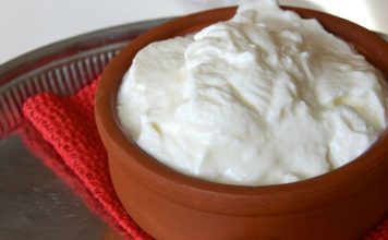 Yoğurtla Marine İle Et Ve Sebzelerde Yumuşak Ve Aromatik Lezzet Yoğurtla marine, yiyeceklerin özellikle et ve tavuk gibi proteinlerin, yoğurt ve baharat karışımları içinde bekletilerek pişirilmesi yöntemidir. Yoğurtla marine, yiyeceklerin hem yumuşamasını hem de aromalarının derinleşmesini sağlar. Bu teknik, hem geleneksel hem de modern mutfaklarda sıkça uygulanır ve yemeklere karakteristik bir tat kazandırır. Konulu bir haber görseli.