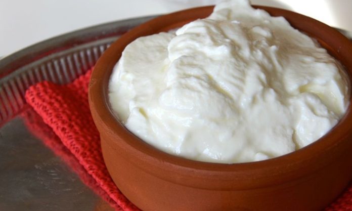 Yoğurtla marine, yiyeceklerin özellikle et ve tavuk gibi proteinlerin, yoğurt ve baharat karışımları içinde bekletilerek pişirilmesi yöntemidir. Yoğurtla marine, yiyeceklerin hem yumuşamasını hem de aromalarının derinleşmesini sağlar. Bu teknik, hem geleneksel hem de modern mutfaklarda sıkça uygulanır ve yemeklere karakteristik bir tat kazandırır. Konulu bir haber görseli.