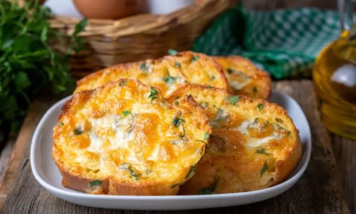 Yumurtalı ekmek, sofraya hem sıcaklık hem de lezzet katar. Ailece yapılan pazar kahvaltılarında, kızarmış ekmek kokusunun tüm mutfağı sarması, güne keyifli bir başlangıç yapmayı sağlar.