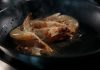 Yüzeyde kızartma, mutfaklarda sıkça tercih edilen pratik ve lezzetli bir pişirme yöntemidir. İngilizce’de pan frying olarak bilinen bu yöntem, yiyeceklerin az miktarda yağda tavada pişirilmesini ifade eder. Derin yağda kızartmaya göre daha hafif olan bu teknik, özellikle sebzeler, etler, balıklar ve yumurta gibi günlük yemeklerde tercih edilir. Konulu bir haber görseli.