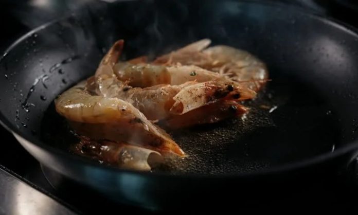 Yüzeyde kızartma, mutfaklarda sıkça tercih edilen pratik ve lezzetli bir pişirme yöntemidir. İngilizce’de pan frying olarak bilinen bu yöntem, yiyeceklerin az miktarda yağda tavada pişirilmesini ifade eder. Derin yağda kızartmaya göre daha hafif olan bu teknik, özellikle sebzeler, etler, balıklar ve yumurta gibi günlük yemeklerde tercih edilir. Konulu bir haber görseli.