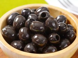 Zeytin: Sofraların ve Kültürün Vazgeçilmez Lezzeti Zeytin, sadece besin kaynağı olarak değil, aynı zamanda köklü bir mirasın temsilcisi olarak da değer görüyor. Türkiye’nin farklı bölgelerinde bulunan asırlık ağaçlar, bu ürünün ne kadar eskiye dayandığını gösteriyor.