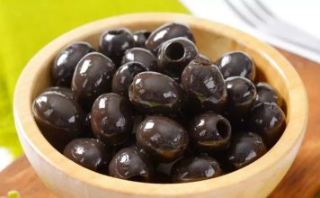 Zeytin: Sofraların ve Kültürün Vazgeçilmez Lezzeti Zeytin, sadece besin kaynağı olarak değil, aynı zamanda köklü bir mirasın temsilcisi olarak da değer görüyor. Türkiye’nin farklı bölgelerinde bulunan asırlık ağaçlar, bu ürünün ne kadar eskiye dayandığını gösteriyor.