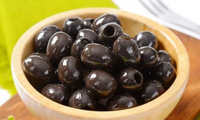 Zeytin, sadece besin kaynağı olarak değil, aynı zamanda köklü bir mirasın temsilcisi olarak da değer görüyor. Türkiye’nin farklı bölgelerinde bulunan asırlık ağaçlar, bu ürünün ne kadar eskiye dayandığını gösteriyor.