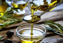 Zeytin, tarih boyunca Akdeniz medeniyetlerinin kutsal meyvesi olarak kabul edilmiştir. Sadece bir besin değil, aynı zamanda barışı, sağlığı ve uzun ömrü simgeleyen özel bir üründür. Anadolu toprakları, binlerce yıldır bu değerli meyveyi yetiştiren ve işleyen önemli coğrafyalardan biridir. Zeytinin bu topraklardaki serüveni, yalnızca bir tarım hikâyesi değil, aynı zamanda bir kültür aktarımıdır. Konulu bir haber görseli.