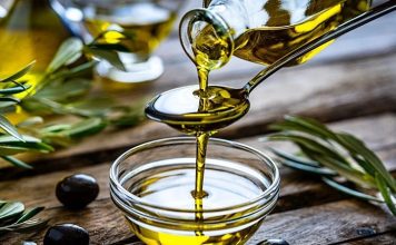 Zeytin ve Zeytinyağı Tadımı Anadolu’nun Sessiz Lezzet Mirası Zeytin, tarih boyunca Akdeniz medeniyetlerinin kutsal meyvesi olarak kabul edilmiştir. Sadece bir besin değil, aynı zamanda barışı, sağlığı ve uzun ömrü simgeleyen özel bir üründür. Anadolu toprakları, binlerce yıldır bu değerli meyveyi yetiştiren ve işleyen önemli coğrafyalardan biridir. Zeytinin bu topraklardaki serüveni, yalnızca bir tarım hikâyesi değil, aynı zamanda bir kültür aktarımıdır. Konulu bir haber görseli.