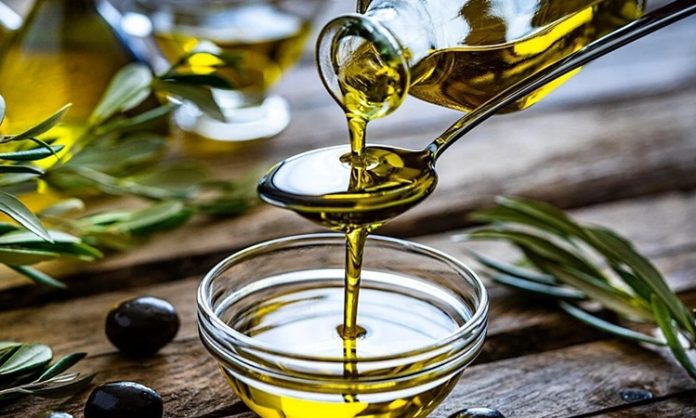 Zeytin, tarih boyunca Akdeniz medeniyetlerinin kutsal meyvesi olarak kabul edilmiştir. Sadece bir besin değil, aynı zamanda barışı, sağlığı ve uzun ömrü simgeleyen özel bir üründür. Anadolu toprakları, binlerce yıldır bu değerli meyveyi yetiştiren ve işleyen önemli coğrafyalardan biridir. Zeytinin bu topraklardaki serüveni, yalnızca bir tarım hikâyesi değil, aynı zamanda bir kültür aktarımıdır. Konulu bir haber görseli.
