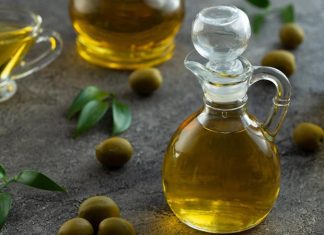 Zeytinyağı, mutfak kültürlerinin vazgeçilmez unsurlarından biri olarak hem lezzet hem de sağlık açısından önemli bir rol oynar. Zeytinyağı, Akdeniz mutfağının temel taşlarından biri olmasının yanı sıra, dünya genelinde sağlıklı beslenme trendlerinin de merkezinde yer alır. Taze ve kaliteli zeytinyağı, yemeklere kendine özgü aroma katarken, sağlığa olan faydalarıyla da sofraların vazgeçilmezi hâline gelir. Konulu bir haber görseli.